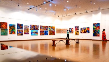 MUMBAI, INDIA, 14 Mart 2025: Nehru Center Sanat Galerisi 'ndeki sanat sergisini ziyaret edenler giriş ücreti alınmadan ve fotoğraf yasaklanmadan halka açıldı. 