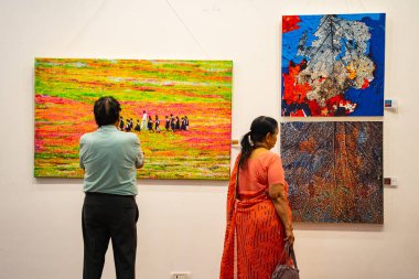 MUMBAI, INDIA, 14 Mart 2025: Nehru Center Sanat Galerisi 'ndeki sanat sergisini ziyaret edenler giriş ücreti alınmadan ve fotoğraf yasaklanmadan halka açıldı. 