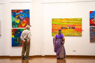 MUMBAI, INDIA, 14 Mart 2025: Nehru Center Sanat Galerisi 'ndeki sanat sergisini ziyaret edenler giriş ücreti alınmadan ve fotoğraf yasaklanmadan halka açıldı. 