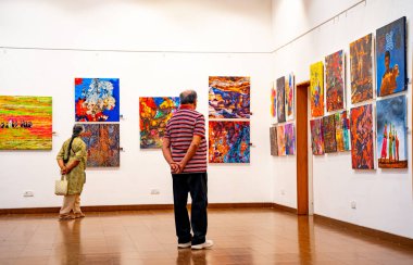 MUMBAI, INDIA, 14 Mart 2025: Nehru Center Sanat Galerisi 'ndeki sanat sergisini ziyaret edenler giriş ücreti alınmadan ve fotoğraf yasaklanmadan halka açıldı. 