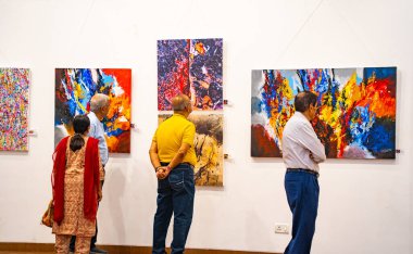 MUMBAI, INDIA, 14 Mart 2025: Nehru Center Sanat Galerisi 'ndeki sanat sergisini ziyaret edenler giriş ücreti alınmadan ve fotoğraf yasaklanmadan halka açıldı. 