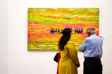 MUMBAI, INDIA, 14 Mart 2025: Nehru Center Sanat Galerisi 'ndeki sanat sergisini ziyaret edenler giriş ücreti alınmadan ve fotoğraf yasaklanmadan halka açıldı. 
