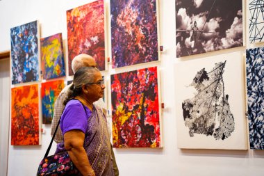 MUMBAI, INDIA, 14 Mart 2025: Nehru Center Sanat Galerisi 'ndeki sanat sergisini ziyaret edenler giriş ücreti alınmadan ve fotoğraf yasaklanmadan halka açıldı. 