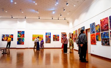 MUMBAI, INDIA, 14 Mart 2025: Nehru Center Sanat Galerisi 'ndeki sanat sergisini ziyaret edenler giriş ücreti alınmadan ve fotoğraf yasaklanmadan halka açıldı. 