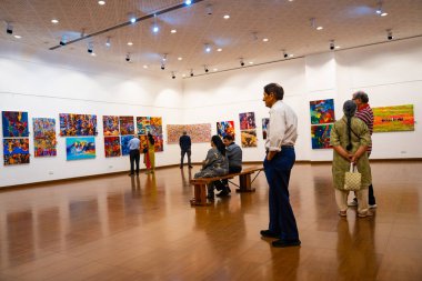 MUMBAI, INDIA, 14 Mart 2025: Nehru Center Sanat Galerisi 'ndeki sanat sergisini ziyaret edenler giriş ücreti alınmadan ve fotoğraf yasaklanmadan halka açıldı. 