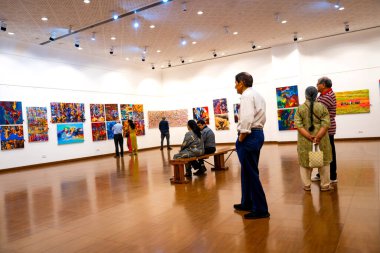 MUMBAI, INDIA, 14 Mart 2025: Nehru Center Sanat Galerisi 'ndeki sanat sergisini ziyaret edenler giriş ücreti alınmadan ve fotoğraf yasaklanmadan halka açıldı. 