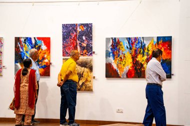 MUMBAI, INDIA, 14 Mart 2025: Nehru Center Sanat Galerisi 'ndeki sanat sergisini ziyaret edenler giriş ücreti alınmadan ve fotoğraf yasaklanmadan halka açıldı. 