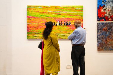 MUMBAI, INDIA, 14 Mart 2025: Nehru Center Sanat Galerisi 'ndeki sanat sergisini ziyaret edenler giriş ücreti alınmadan ve fotoğraf yasaklanmadan halka açıldı. 