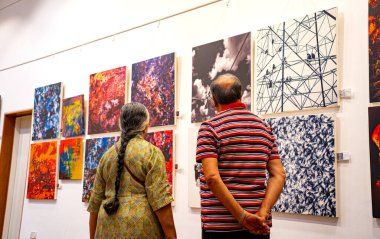 MUMBAI, INDIA, 14 Mart 2025: Nehru Center Sanat Galerisi 'ndeki sanat sergisini ziyaret edenler giriş ücreti alınmadan ve fotoğraf yasaklanmadan halka açıldı. 