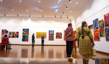 MUMBAI, INDIA, 14 Mart 2025: Nehru Center Sanat Galerisi 'ndeki sanat sergisini ziyaret edenler giriş ücreti alınmadan ve fotoğraf yasaklanmadan halka açıldı. 