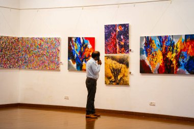 MUMBAI, INDIA, 14 Mart 2025: Nehru Center Sanat Galerisi 'ndeki sanat sergisini ziyaret edenler giriş ücreti alınmadan ve fotoğraf yasaklanmadan halka açıldı. 