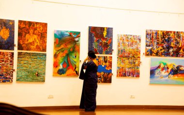 MUMBAI, INDIA, 14 Mart 2025: Nehru Center Sanat Galerisi 'ndeki sanat sergisini ziyaret edenler giriş ücreti alınmadan ve fotoğraf yasaklanmadan halka açıldı. 