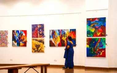 MUMBAI, INDIA, 14 Mart 2025: Nehru Center Sanat Galerisi 'ndeki sanat sergisini ziyaret edenler giriş ücreti alınmadan ve fotoğraf yasaklanmadan halka açıldı. 