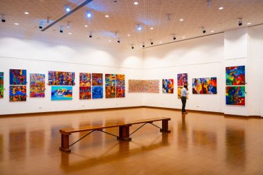MUMBAI, INDIA, 14 Mart 2025: Nehru Center Sanat Galerisi 'ndeki sanat sergisini ziyaret edenler giriş ücreti alınmadan ve fotoğraf yasaklanmadan halka açıldı. 