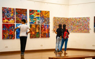 MUMBAI, INDIA, 14 Mart 2025: Nehru Center Sanat Galerisi 'ndeki sanat sergisini ziyaret edenler giriş ücreti alınmadan ve fotoğraf yasaklanmadan halka açıldı. 