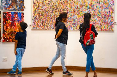 MUMBAI, INDIA, 14 Mart 2025: Nehru Center Sanat Galerisi 'ndeki sanat sergisini ziyaret edenler giriş ücreti alınmadan ve fotoğraf yasaklanmadan halka açıldı. 