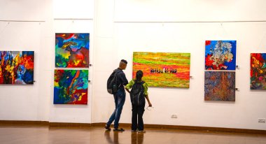 MUMBAI, INDIA, 14 Mart 2025: Nehru Center Sanat Galerisi 'ndeki sanat sergisini ziyaret edenler giriş ücreti alınmadan ve fotoğraf yasaklanmadan halka açıldı. 