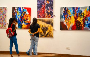 MUMBAI, INDIA, 14 Mart 2025: Nehru Center Sanat Galerisi 'ndeki sanat sergisini ziyaret edenler giriş ücreti alınmadan ve fotoğraf yasaklanmadan halka açıldı. 