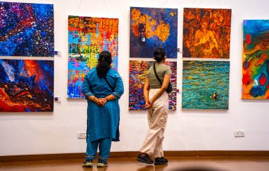 MUMBAI, INDIA, 14 Mart 2025: Nehru Center Sanat Galerisi 'ndeki sanat sergisini ziyaret edenler giriş ücreti alınmadan ve fotoğraf yasaklanmadan halka açıldı. 