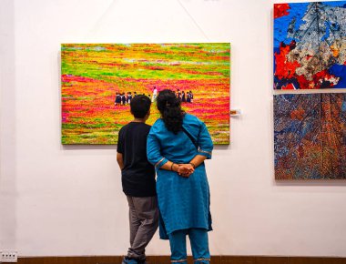 MUMBAI, INDIA, 14 Mart 2025: Nehru Center Sanat Galerisi 'ndeki sanat sergisini ziyaret edenler giriş ücreti alınmadan ve fotoğraf yasaklanmadan halka açıldı. 