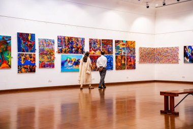 MUMBAI, INDIA, 14 Mart 2025: Nehru Center Sanat Galerisi 'ndeki sanat sergisini ziyaret edenler giriş ücreti alınmadan ve fotoğraf yasaklanmadan halka açıldı. 