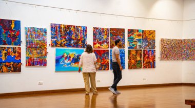 MUMBAI, INDIA, 14 Mart 2025: Nehru Center Sanat Galerisi 'ndeki sanat sergisini ziyaret edenler giriş ücreti alınmadan ve fotoğraf yasaklanmadan halka açıldı. 