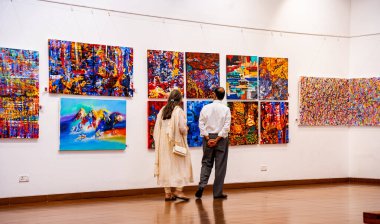 MUMBAI, INDIA, 14 Mart 2025: Nehru Center Sanat Galerisi 'ndeki sanat sergisini ziyaret edenler giriş ücreti alınmadan ve fotoğraf yasaklanmadan halka açıldı. 
