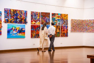 MUMBAI, INDIA, 14 Mart 2025: Nehru Center Sanat Galerisi 'ndeki sanat sergisini ziyaret edenler giriş ücreti alınmadan ve fotoğraf yasaklanmadan halka açıldı. 