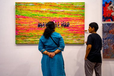 MUMBAI, INDIA, 14 Mart 2025: Nehru Center Sanat Galerisi 'ndeki sanat sergisini ziyaret edenler giriş ücreti alınmadan ve fotoğraf yasaklanmadan halka açıldı. 