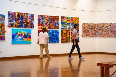 MUMBAI, INDIA, 14 Mart 2025: Nehru Center Sanat Galerisi 'ndeki sanat sergisini ziyaret edenler giriş ücreti alınmadan ve fotoğraf yasaklanmadan halka açıldı. 