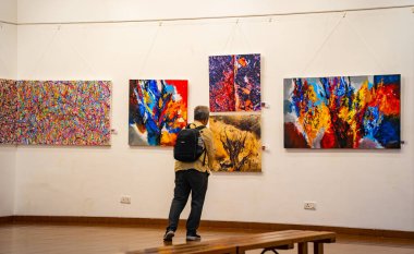 MUMBAI, INDIA, 14 Mart 2025: Nehru Center Sanat Galerisi 'ndeki sanat sergisini ziyaret edenler giriş ücreti alınmadan ve fotoğraf yasaklanmadan halka açıldı. 