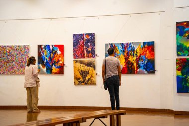 MUMBAI, INDIA, 14 Mart 2025: Nehru Center Sanat Galerisi 'ndeki sanat sergisini ziyaret edenler giriş ücreti alınmadan ve fotoğraf yasaklanmadan halka açıldı. 
