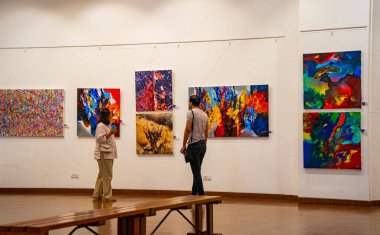 MUMBAI, INDIA, 14 Mart 2025: Nehru Center Sanat Galerisi 'ndeki sanat sergisini ziyaret edenler giriş ücreti alınmadan ve fotoğraf yasaklanmadan halka açıldı. 