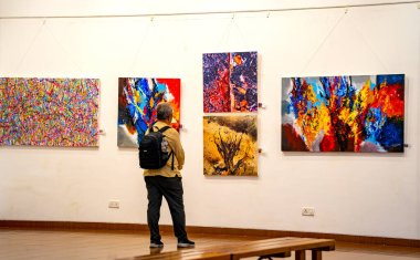 MUMBAI, INDIA, 14 Mart 2025: Nehru Center Sanat Galerisi 'ndeki sanat sergisini ziyaret edenler giriş ücreti alınmadan ve fotoğraf yasaklanmadan halka açıldı. 