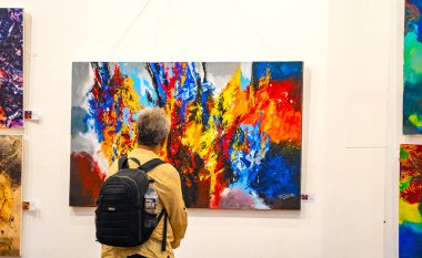 MUMBAI, INDIA, 14 Mart 2025: Nehru Center Sanat Galerisi 'ndeki sanat sergisini ziyaret edenler giriş ücreti alınmadan ve fotoğraf yasaklanmadan halka açıldı. 