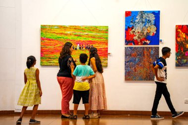 MUMBAI, INDIA, 14 Mart 2025: Nehru Center Sanat Galerisi 'ndeki sanat sergisini ziyaret edenler giriş ücreti alınmadan ve fotoğraf yasaklanmadan halka açıldı. 
