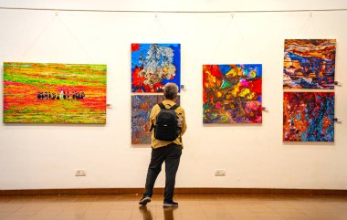 MUMBAI, INDIA, 14 Mart 2025: Nehru Center Sanat Galerisi 'ndeki sanat sergisini ziyaret edenler giriş ücreti alınmadan ve fotoğraf yasaklanmadan halka açıldı. 