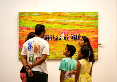 MUMBAI, INDIA, 14 Mart 2025: Nehru Center Sanat Galerisi 'ndeki sanat sergisini ziyaret edenler giriş ücreti alınmadan ve fotoğraf yasaklanmadan halka açıldı. 