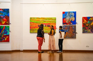 MUMBAI, INDIA, 14 Mart 2025: Nehru Center Sanat Galerisi 'ndeki sanat sergisini ziyaret edenler giriş ücreti alınmadan ve fotoğraf yasaklanmadan halka açıldı. 