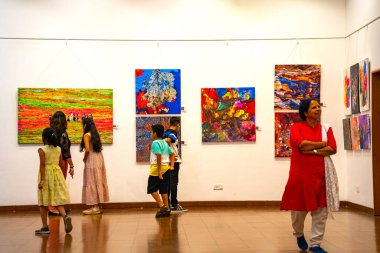 MUMBAI, INDIA, 14 Mart 2025: Nehru Center Sanat Galerisi 'ndeki sanat sergisini ziyaret edenler giriş ücreti alınmadan ve fotoğraf yasaklanmadan halka açıldı. 