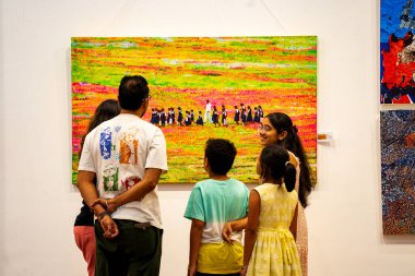 MUMBAI, INDIA, 14 Mart 2025: Nehru Center Sanat Galerisi 'ndeki sanat sergisini ziyaret edenler giriş ücreti alınmadan ve fotoğraf yasaklanmadan halka açıldı. 