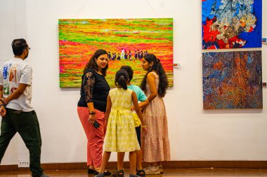 MUMBAI, INDIA, 14 Mart 2025: Nehru Center Sanat Galerisi 'ndeki sanat sergisini ziyaret edenler giriş ücreti alınmadan ve fotoğraf yasaklanmadan halka açıldı. 