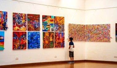 MUMBAI, INDIA, 14 Mart 2025: Nehru Center Sanat Galerisi 'ndeki sanat sergisini ziyaret edenler giriş ücreti alınmadan ve fotoğraf yasaklanmadan halka açıldı. 