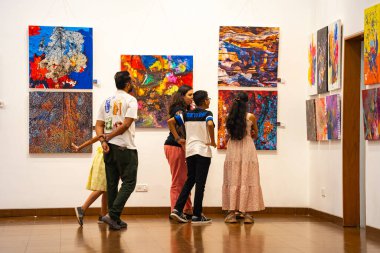 MUMBAI, INDIA, 14 Mart 2025: Nehru Center Sanat Galerisi 'ndeki sanat sergisini ziyaret edenler giriş ücreti alınmadan ve fotoğraf yasaklanmadan halka açıldı. 
