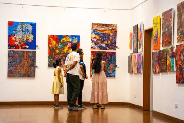 MUMBAI, INDIA, 14 Mart 2025: Nehru Center Sanat Galerisi 'ndeki sanat sergisini ziyaret edenler giriş ücreti alınmadan ve fotoğraf yasaklanmadan halka açıldı. 