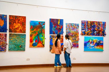 MUMBAI, INDIA, 14 Mart 2025: Nehru Center Sanat Galerisi 'ndeki sanat sergisini ziyaret edenler giriş ücreti alınmadan ve fotoğraf yasaklanmadan halka açıldı. 