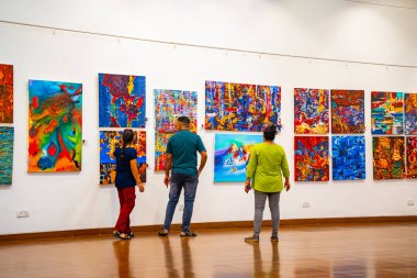 MUMBAI, INDIA, 14 Mart 2025: Nehru Center Sanat Galerisi 'ndeki sanat sergisini ziyaret edenler giriş ücreti alınmadan ve fotoğraf yasaklanmadan halka açıldı. 