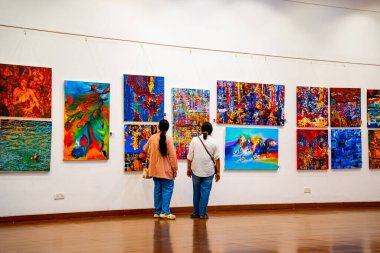MUMBAI, INDIA, 14 Mart 2025: Nehru Center Sanat Galerisi 'ndeki sanat sergisini ziyaret edenler giriş ücreti alınmadan ve fotoğraf yasaklanmadan halka açıldı. 