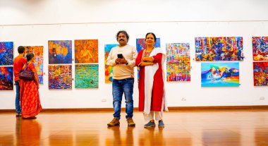 MUMBAI, INDIA, 14 Mart 2025: Nehru Center Sanat Galerisi 'ndeki sanat sergisini ziyaret edenler giriş ücreti alınmadan ve fotoğraf yasaklanmadan halka açıldı. 