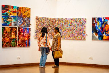 MUMBAI, INDIA, 14 Mart 2025: Nehru Center Sanat Galerisi 'ndeki sanat sergisini ziyaret edenler giriş ücreti alınmadan ve fotoğraf yasaklanmadan halka açıldı. 